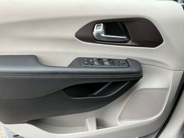 2024 Chrysler Voyager LX