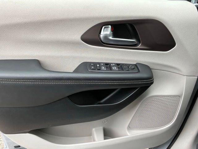 2024 Chrysler Voyager LX