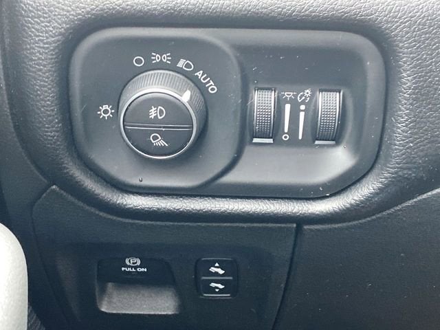 2019 RAM 1500 Big Horn/Lone Star Crew Cab 4x4 5'7" Box